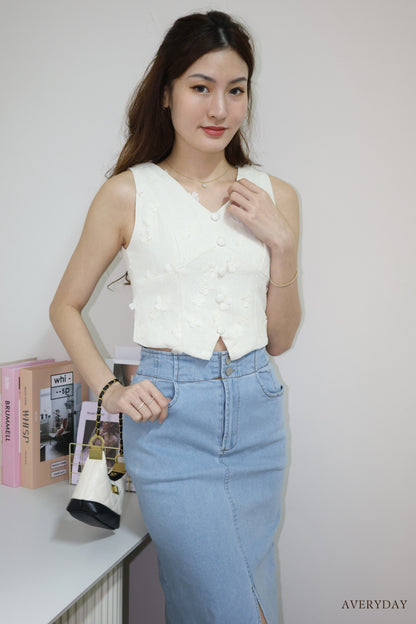 Ferlyn Floral Petal Button Top In Off White