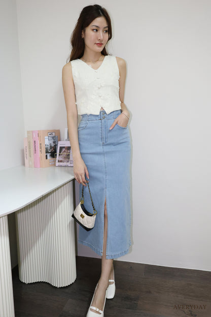 Ferlyn Floral Petal Button Top In Off White
