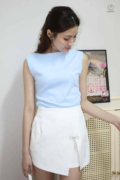 Viola Pocket Skorts W/ Detachable Ribbon Pin In White