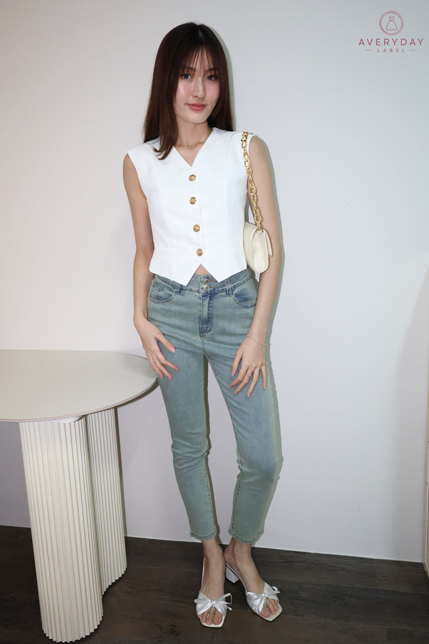 Jerie Classic Slim Cut Jeans In Light Wash