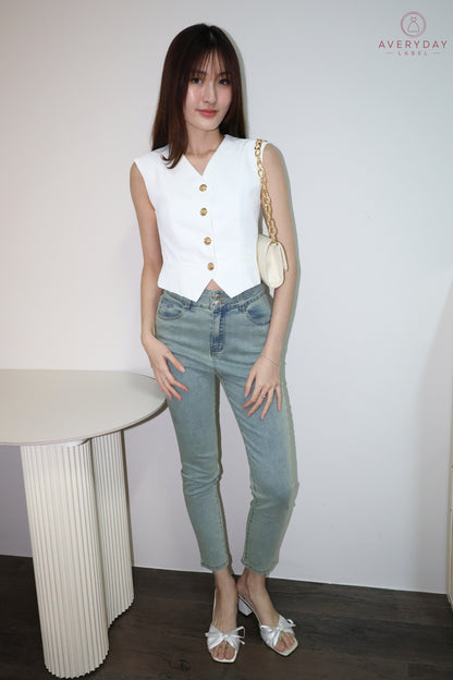Jerie Classic Slim Cut Jeans In Light Wash