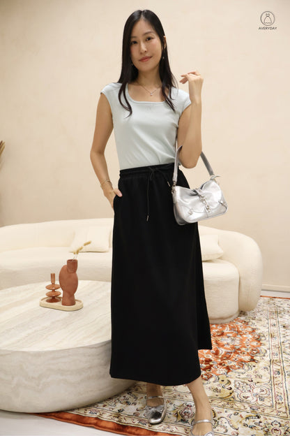 Yuri Pocket Weekender Midi Skirt In Black