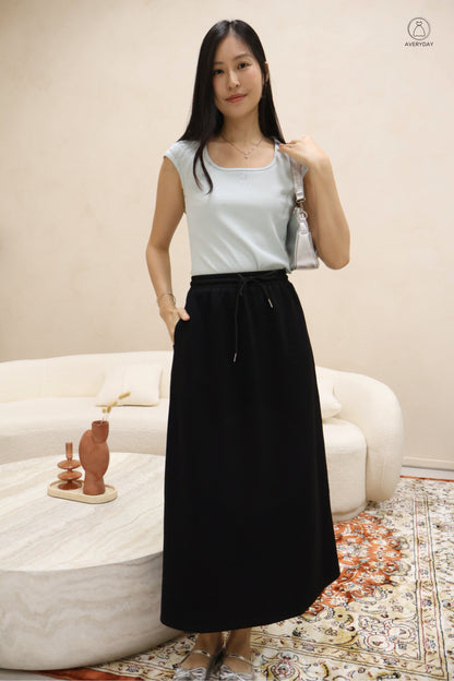 Yuri Pocket Weekender Midi Skirt In Black