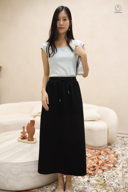 Yuri Pocket Weekender Midi Skirt In Black
