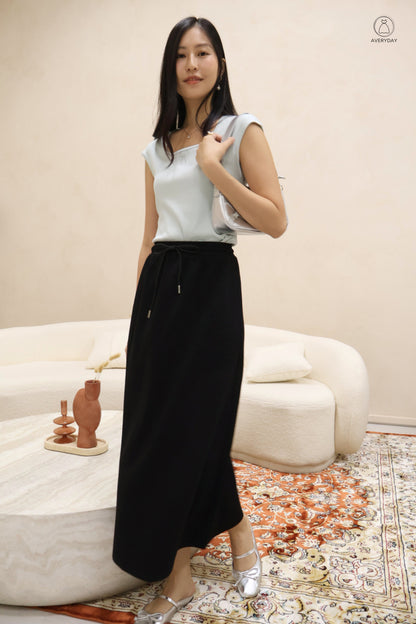 Yuri Pocket Weekender Midi Skirt In Black