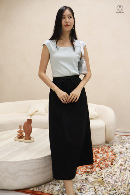 Yuri Pocket Weekender Midi Skirt In Black