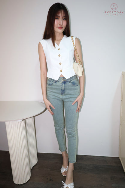 Jerie Classic Slim Cut Jeans In Light Wash