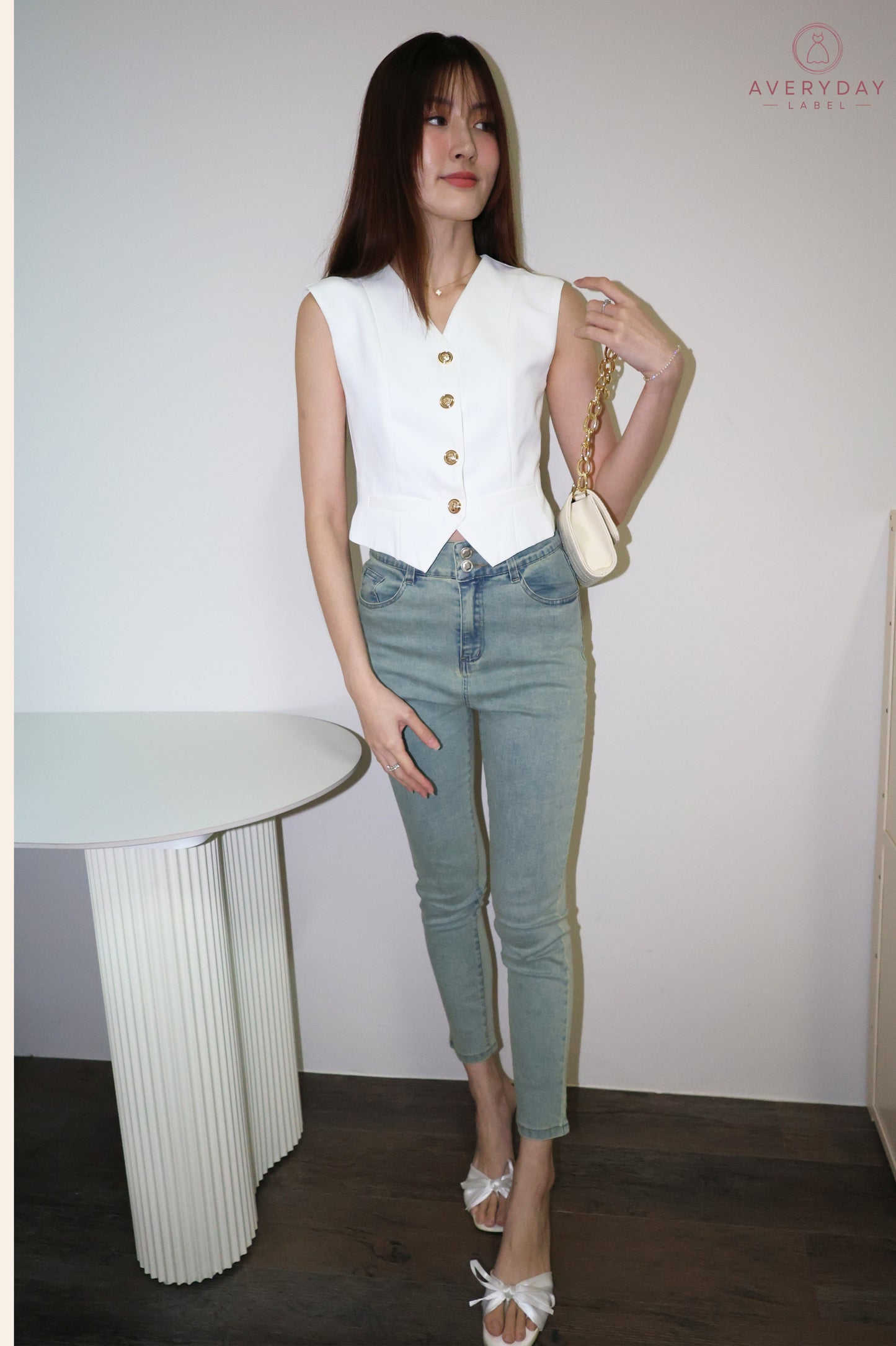 Jerie Classic Slim Cut Jeans In Light Wash
