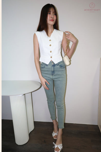 Jerie Classic Slim Cut Jeans In Light Wash