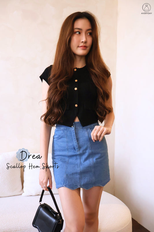 Drea Scallop Hem Skorts In Mid Wash Denim