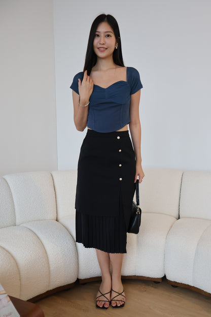 Rayne Pearl Button Pleated Skirt In Black