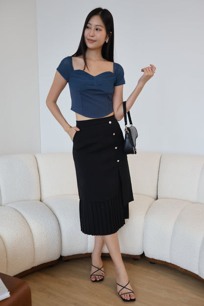 Rayne Pearl Button Pleated Skirt In Black