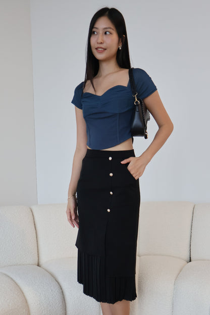 Rayne Pearl Button Pleated Skirt In Black