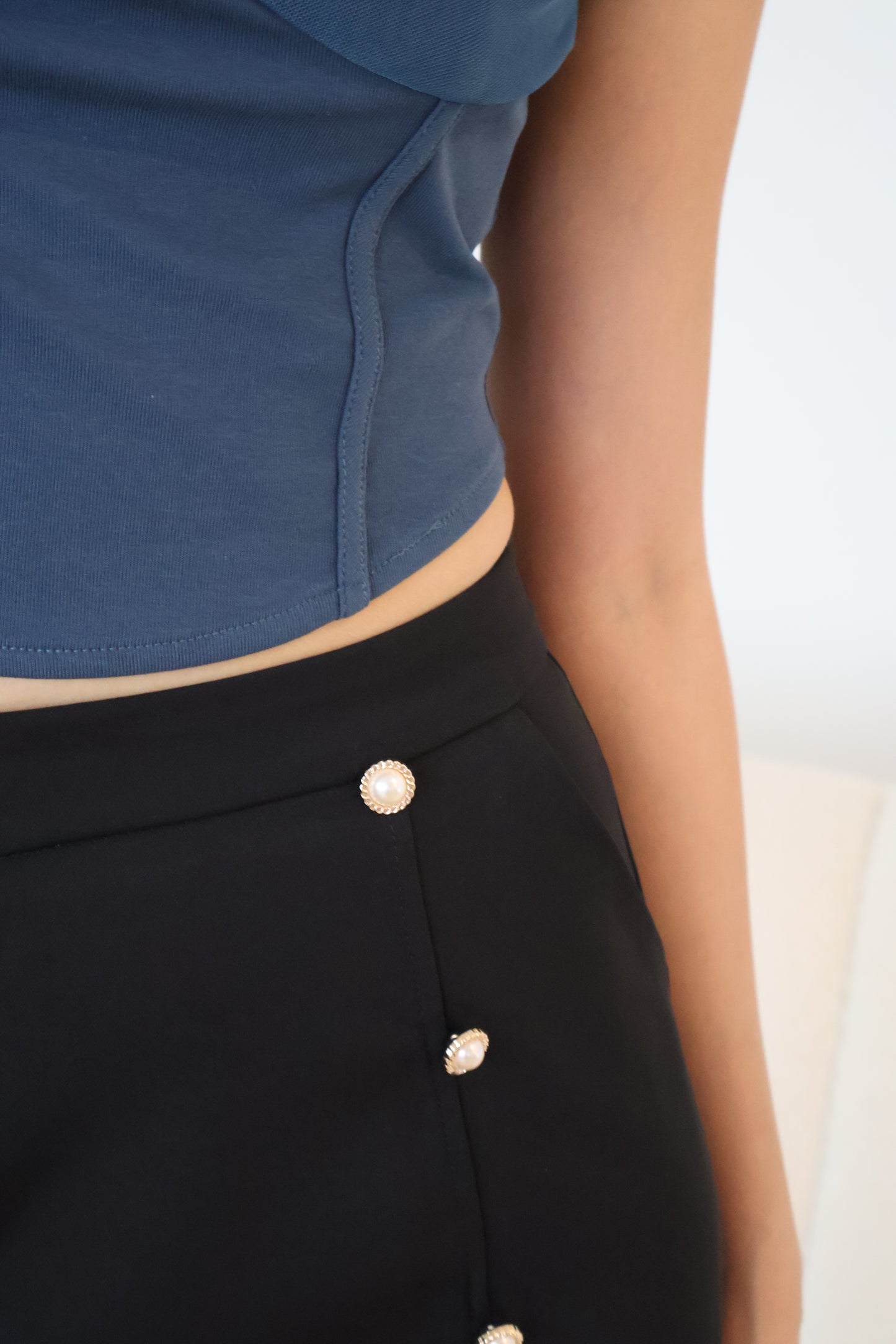 Rayne Pearl Button Pleated Skirt In Black