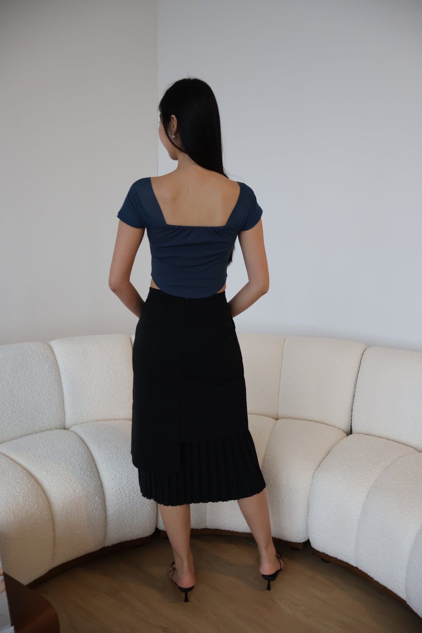 Rayne Pearl Button Pleated Skirt In Black