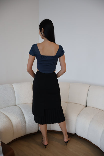 Rayne Pearl Button Pleated Skirt In Black