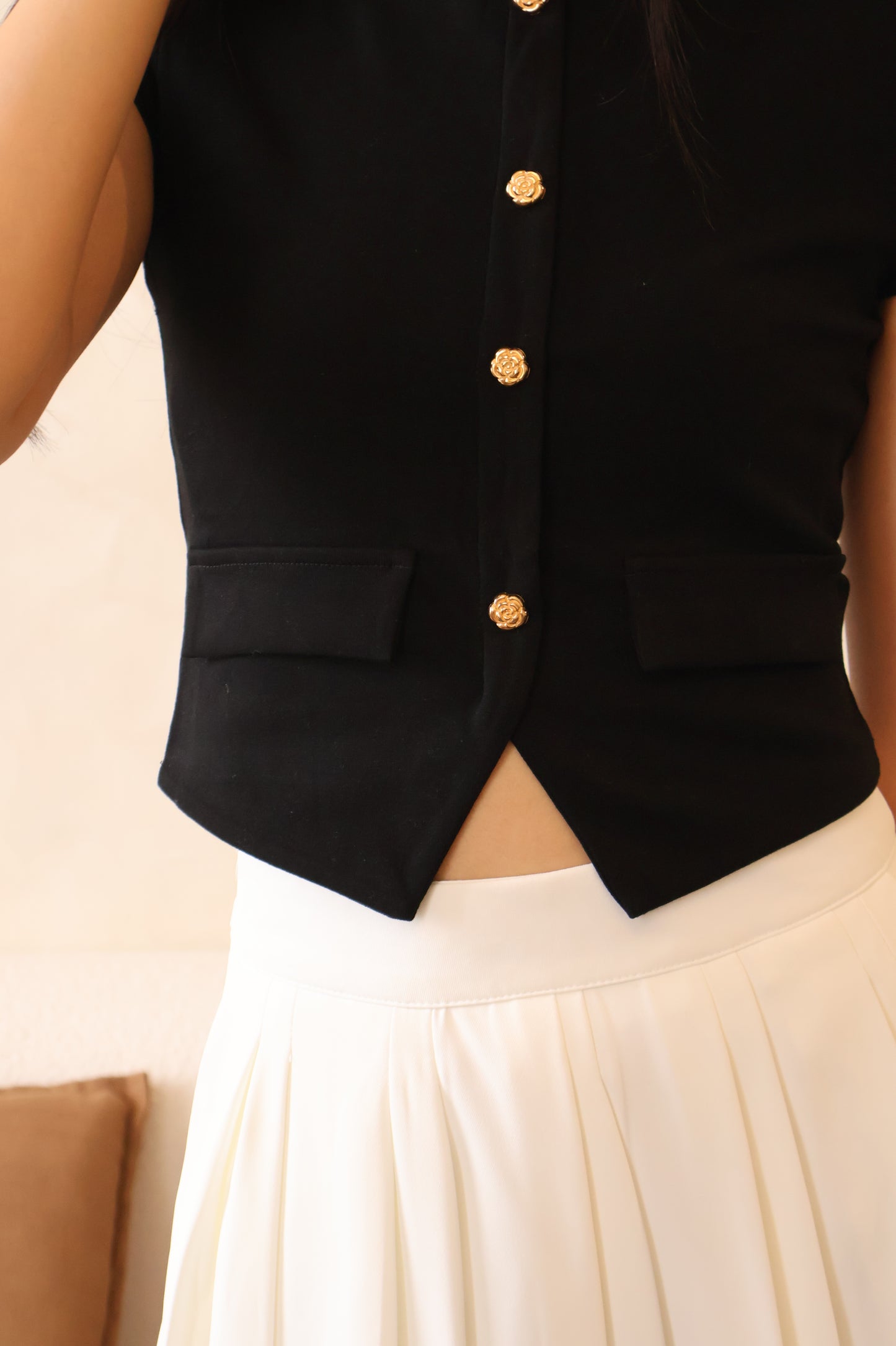 Roses v2 Gold Button Top In Black