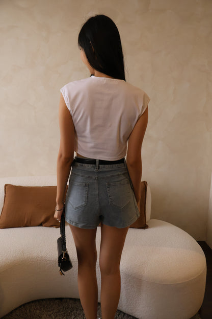 Lisa Belted Denim Skorts In Light Wash