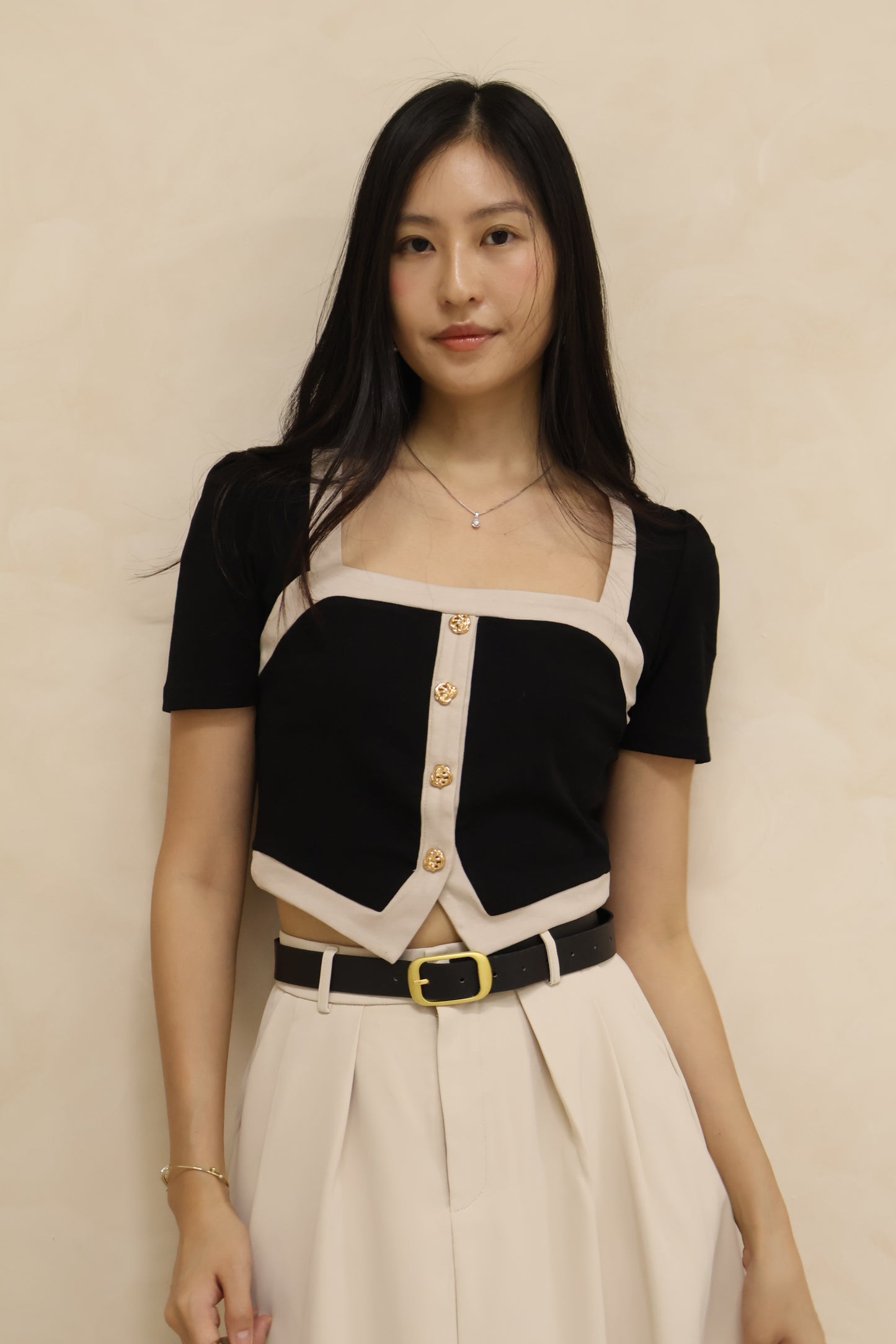 Amerlyn v2 Seashell Buttons Top In Black