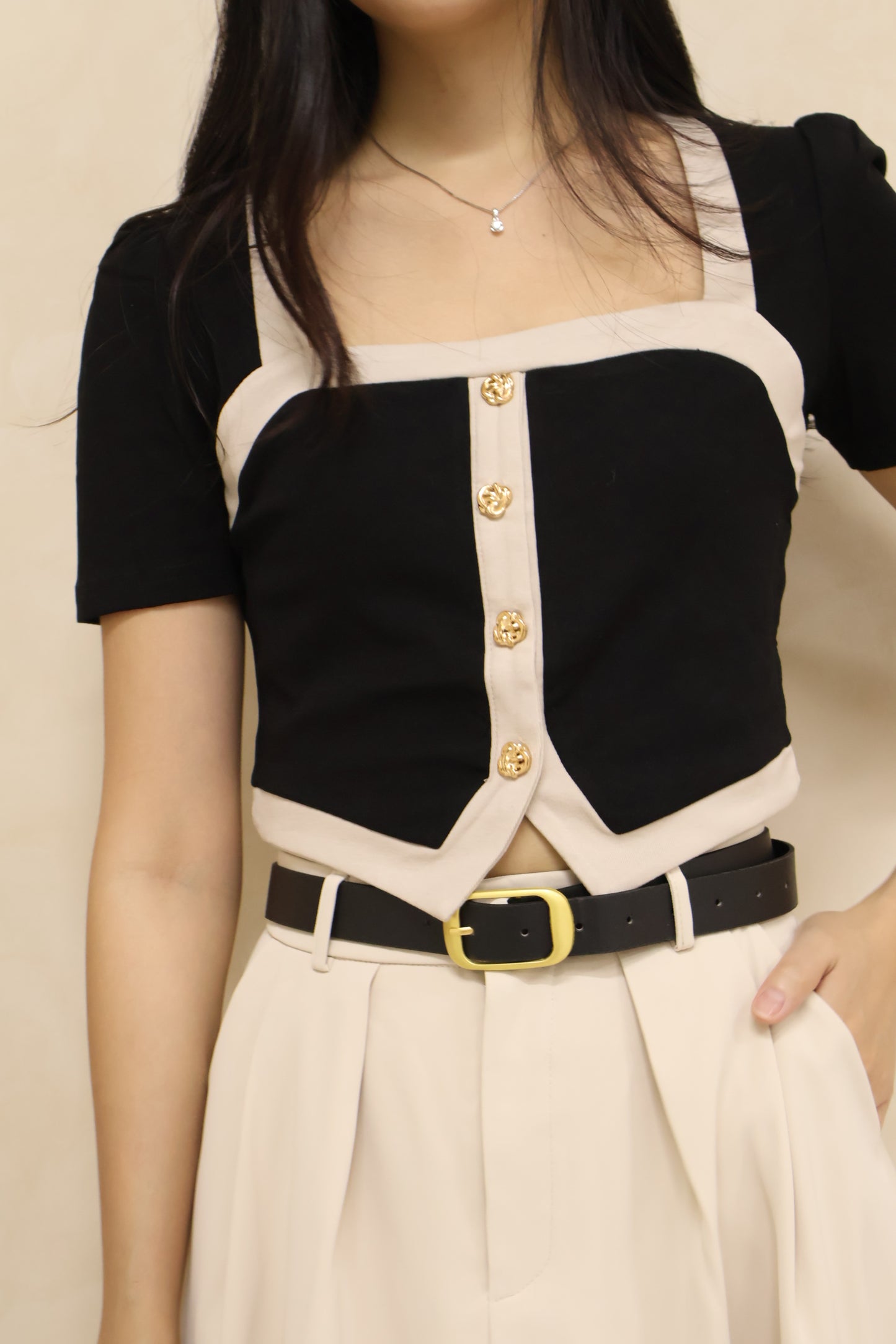 Amerlyn v2 Seashell Buttons Top In Black