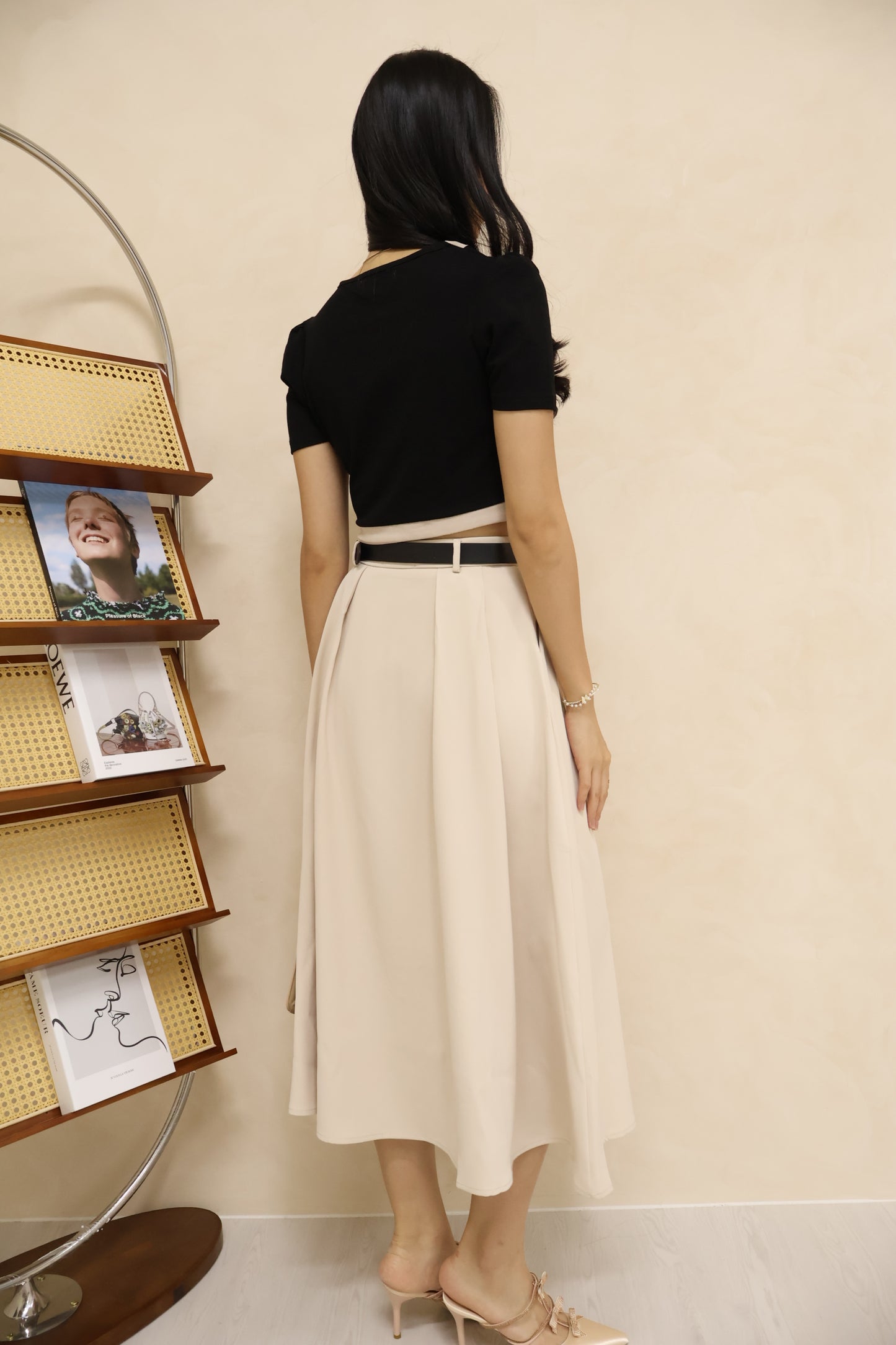 Amerlyn v2 Seashell Buttons Top In Black