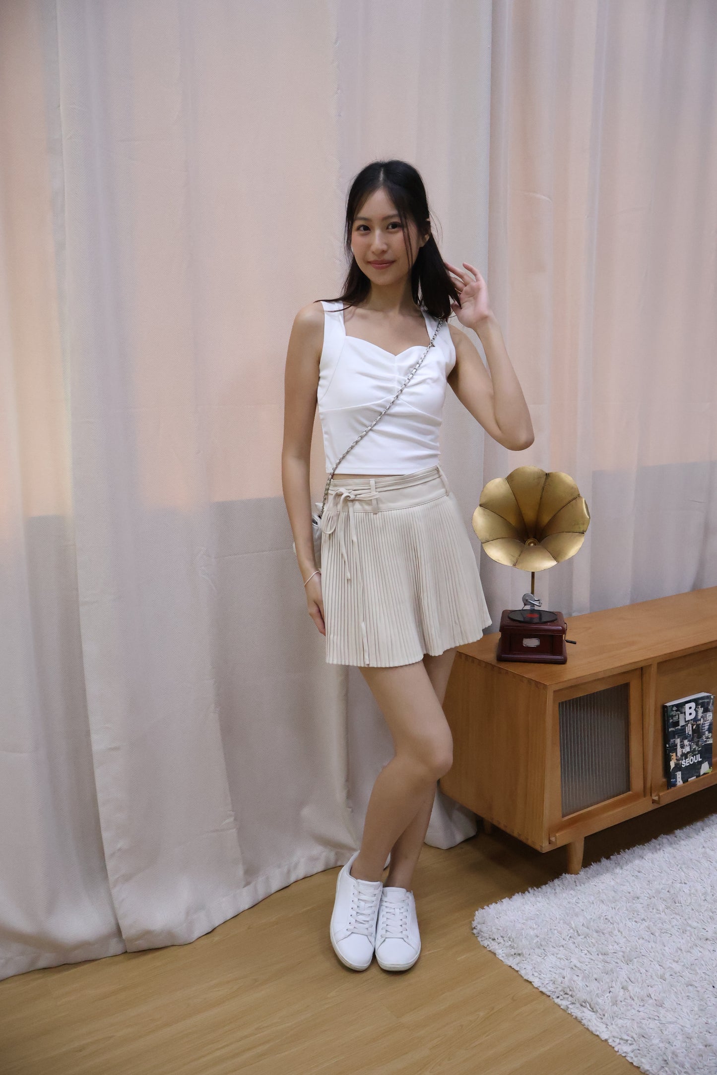 Emmy Ribbon Tie Pleated Skorts In Cream