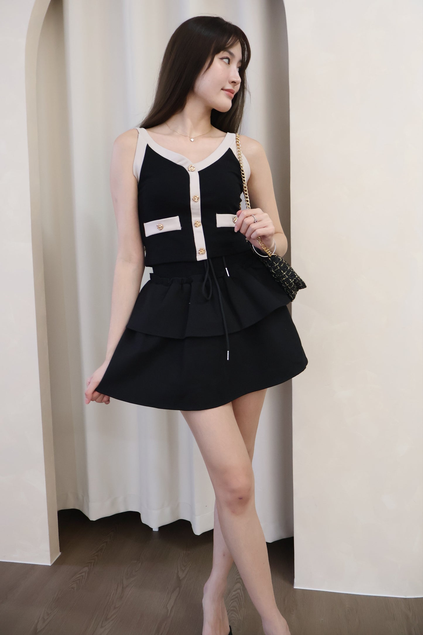 Amerlyn Seashell Buttons Top In Black-Taupe