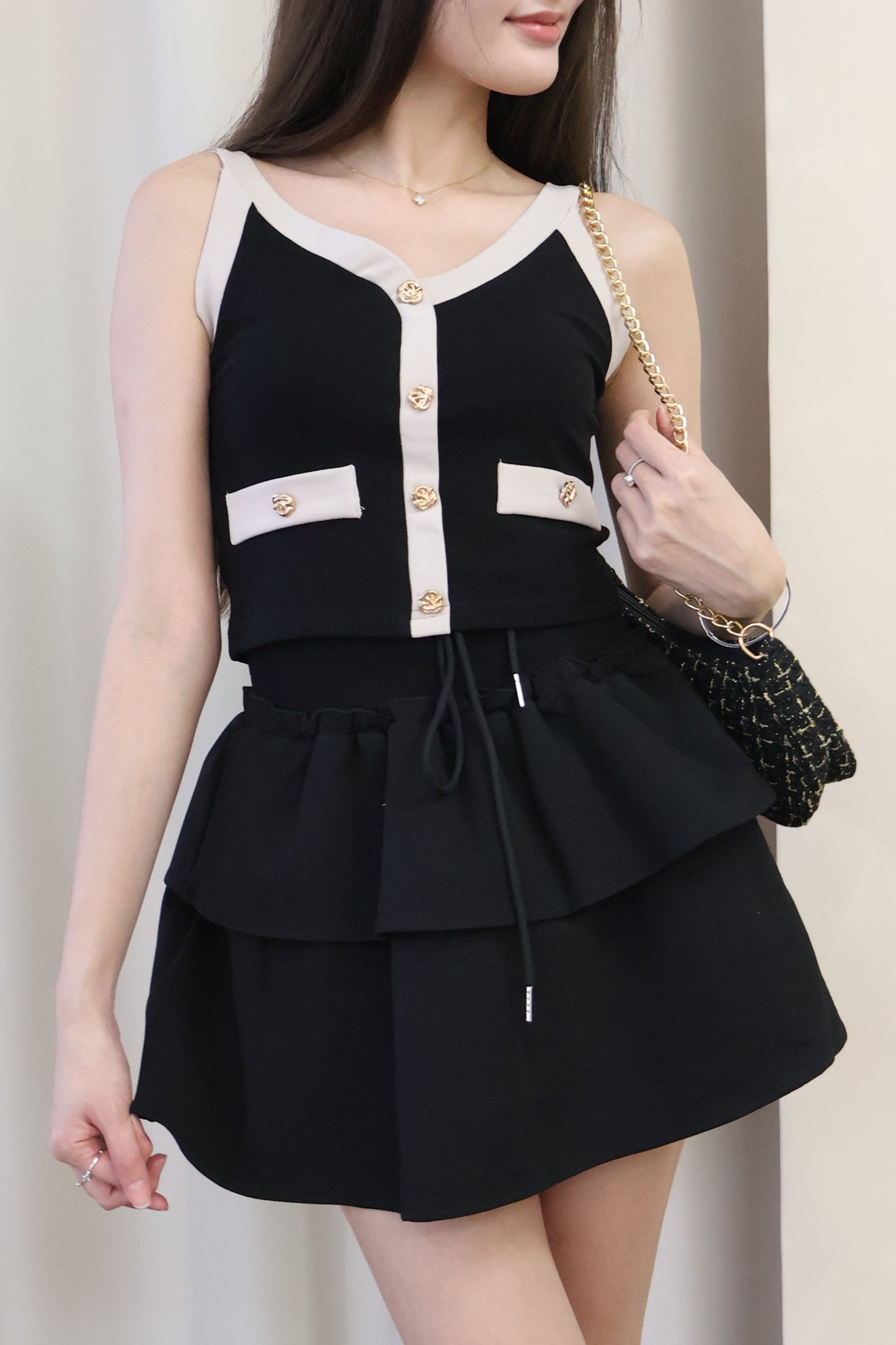 Amerlyn Seashell Buttons Top In Black-Taupe