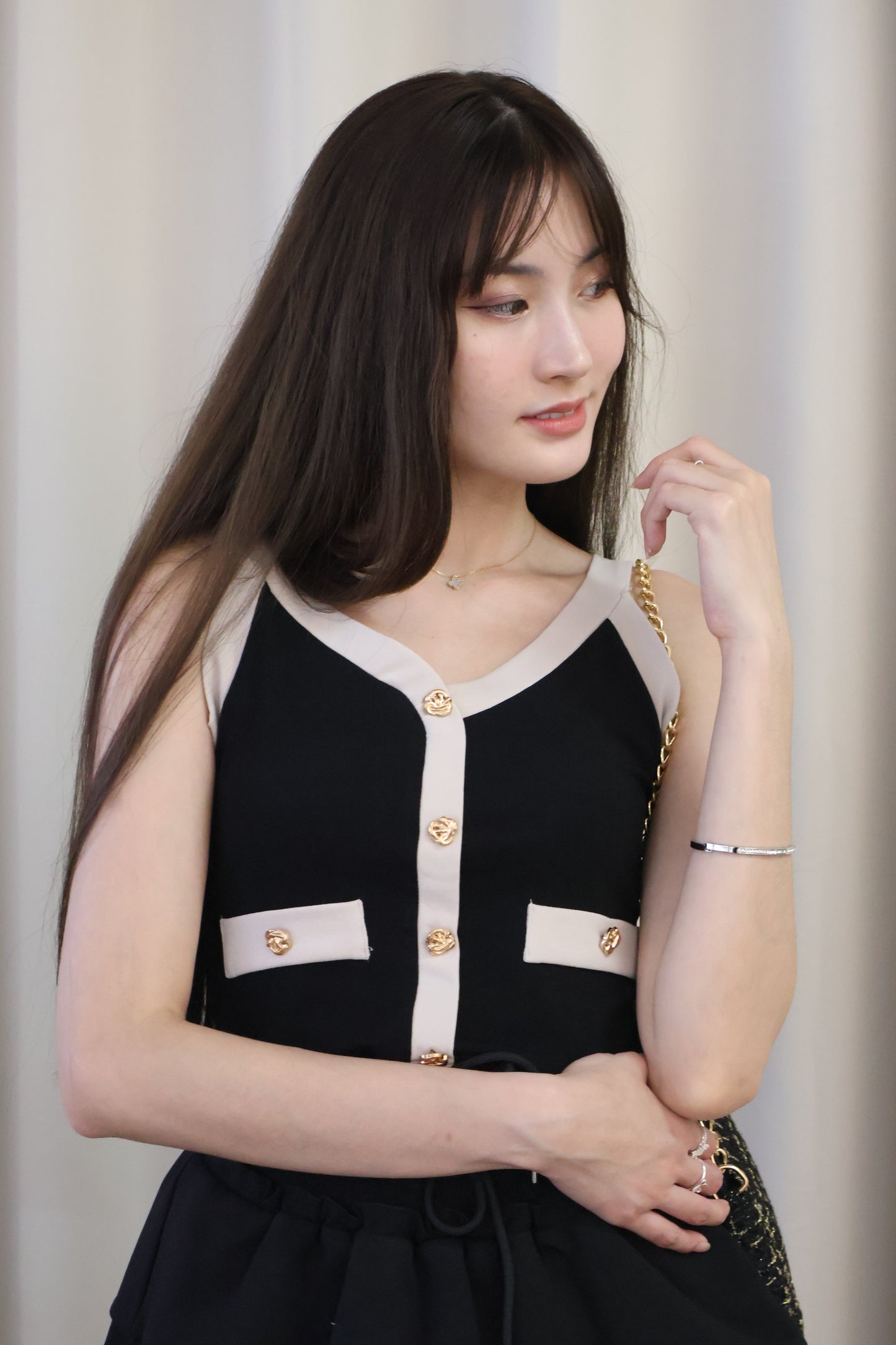 Amerlyn Seashell Buttons Top In Black-Taupe