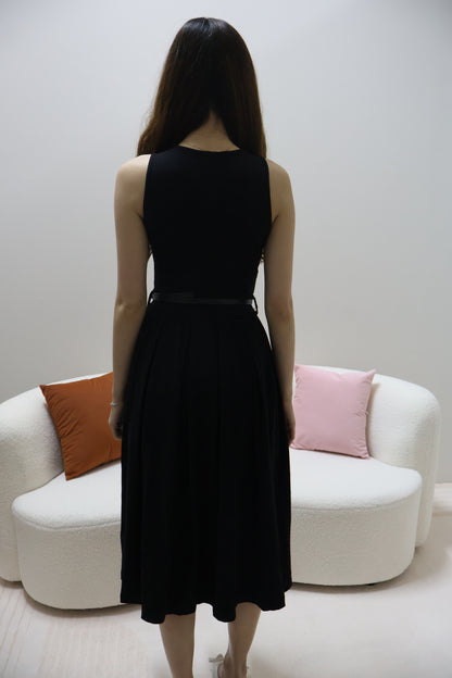 Valere Pocket Pleated Dress (With Detachable Ribbon Belt) In Black