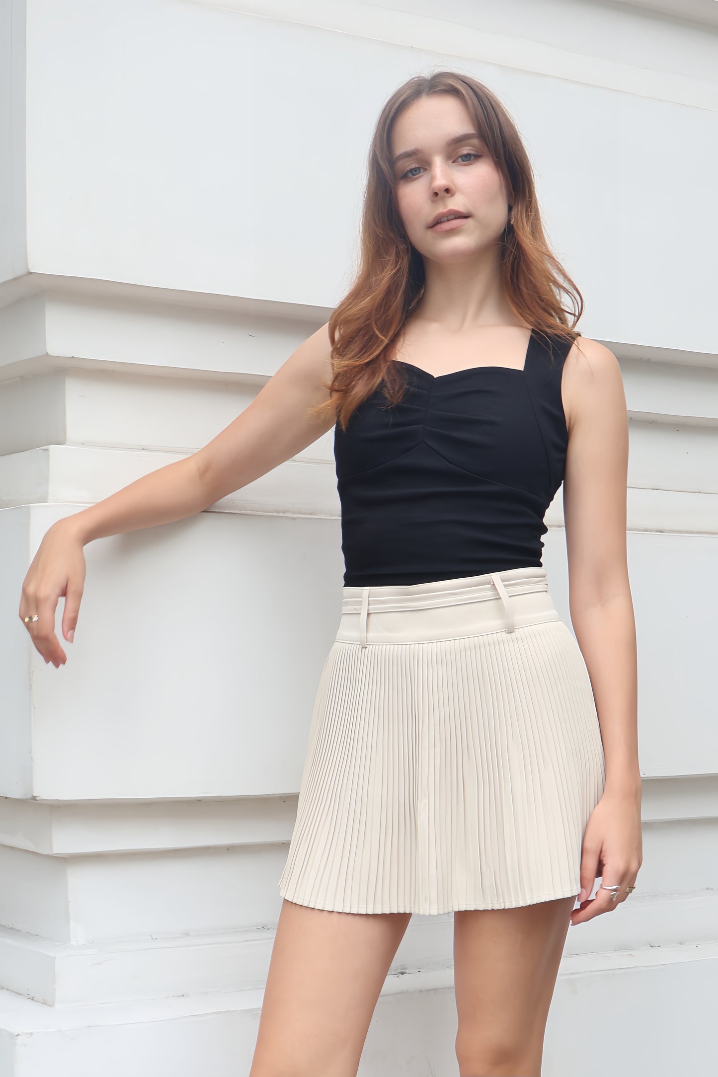 Emmy Ribbon Tie Pleated Skorts In Cream