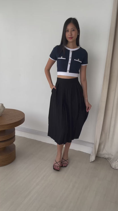 Elaine Pinwheel Contrast Button Top In Navy